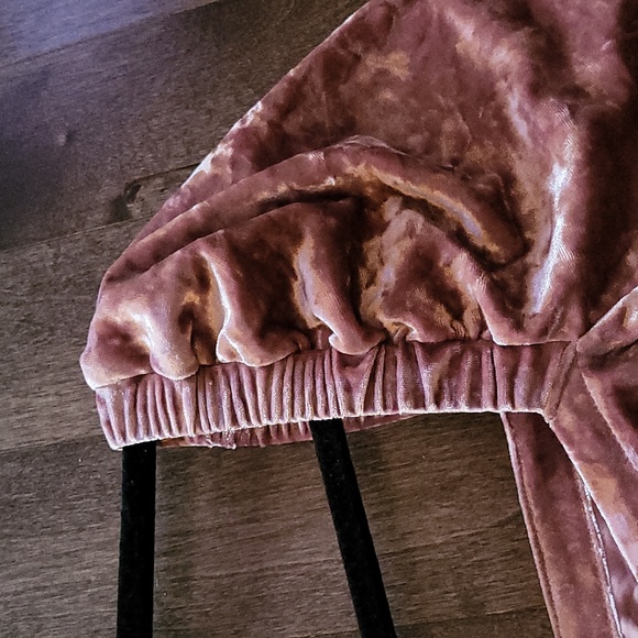 Beautiful crush velvet old pink large reitmans - Picture 3 of 5